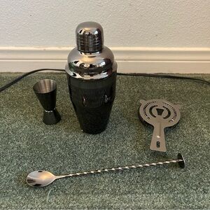Cocktail shaker set